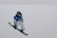 Chloe Kim merayakan kemenangan usai memastikan medali emas ketiga beruntun pada final Snowboard Halfpipe Putri Olimpiade 2026 di Livigno Snow Park, Italia