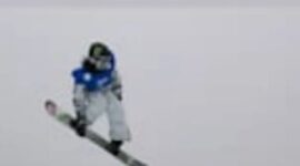 Chloe Kim merayakan kemenangan usai memastikan medali emas ketiga beruntun pada final Snowboard Halfpipe Putri Olimpiade 2026 di Livigno Snow Park, Italia