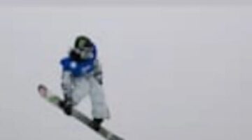 Chloe Kim merayakan kemenangan usai memastikan medali emas ketiga beruntun pada final Snowboard Halfpipe Putri Olimpiade 2026 di Livigno Snow Park, Italia