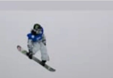 Chloe Kim merayakan kemenangan usai memastikan medali emas ketiga beruntun pada final Snowboard Halfpipe Putri Olimpiade 2026 di Livigno Snow Park, Italia