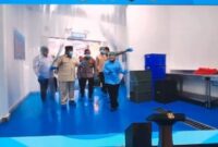 Presiden Prabowo Subianto didampingi Kapolri Listyo Sigit Prabowo saat meninjau dapur Makan Bergizi Gratis (MBG) di SPPG Polri, Palmerah, Jakarta Barat