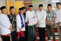 Wali Kota Sungai Penuh Alfin menyerahkan bantuan pembangunan Masjid Taqwa dalam kegiatan Safari Jumat