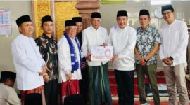 Wali Kota Sungai Penuh Alfin menyerahkan bantuan pembangunan Masjid Taqwa dalam kegiatan Safari Jumat
