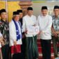 Wali Kota Sungai Penuh Alfin menyerahkan bantuan pembangunan Masjid Taqwa dalam kegiatan Safari Jumat
