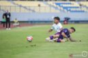 Pemain PSIM Yogyakarta dan Persik Kediri berebut bola dalam laga yang berakhir imbang 2-2 di Stadion Gelora Joko Samudro, Gresik.
