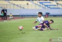 Pemain PSIM Yogyakarta dan Persik Kediri berebut bola dalam laga yang berakhir imbang 2-2 di Stadion Gelora Joko Samudro, Gresik.