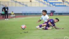 Pemain PSIM Yogyakarta dan Persik Kediri berebut bola dalam laga yang berakhir imbang 2-2 di Stadion Gelora Joko Samudro, Gresik.