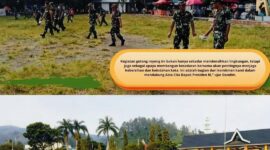 Personel Kodim 0417/Kerinci saat melaksanakan gotong royong pembersihan di Lapangan Merdeka Kota Sungai Penuh