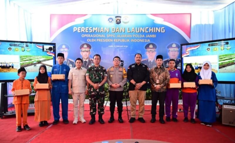 Wakapolda Jambi bersama pejabat dan pelajar saat peresmian serta launching operasional SPPG jajaran Polda Jambi.