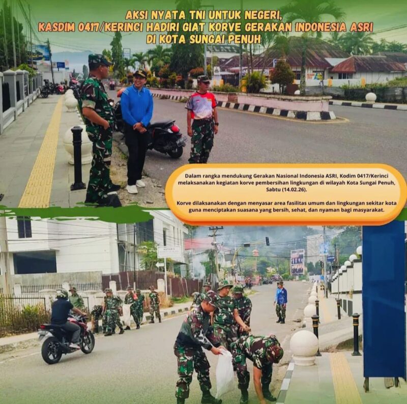 Kasdim 0417/Kerinci Mayor Inf Mohd Arifin bersama personel TNI membersihkan area fasilitas umum Kota Sungai Penuh dalam Gerakan Nasional Indonesia ASRI