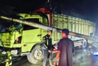 Truk Hino dengan nomor polisi BM 9097 SZ tertimpa tiang listrik roboh di Jalan Lintas Sumbar