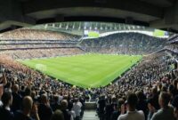 Atmosfer panas pertandingan Liga Inggris musim 2026 dengan stadion dipenuhi suporter.