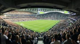 Atmosfer panas pertandingan Liga Inggris musim 2026 dengan stadion dipenuhi suporter.