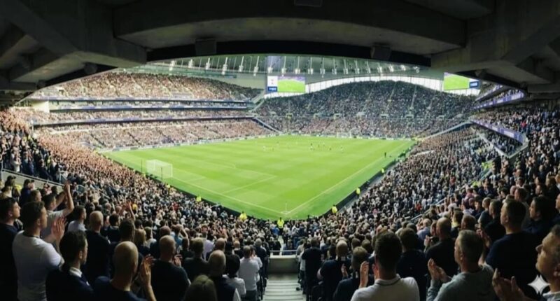 Atmosfer panas pertandingan Liga Inggris musim 2026 dengan stadion dipenuhi suporter.