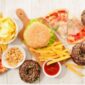 Makanan cepat saji dan camilan manis yang dapat memicu kenaikan kolesterol jika dikonsumsi berlebihan.