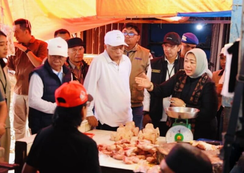 Pemkot Sungai Penuh bersama BPN memantau harga cabai, bawang, minyak goreng, dan beras di Pasar Tanjung Bajure serta memastikan ketersediaan bahan pokok aman menjelang Ramadhan.