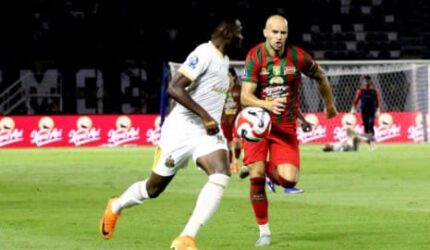 Persebaya Surabaya melawan Bhayangkara FC di Stadion Gelora Bung Tomo, babak pertama Super League 2025-2026