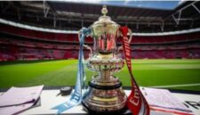 Ilustrasi trofi Piala FA 2025/2026, ikon kompetisi sepak bola Inggris, siap untuk babak keempat dan aksi dramatis.