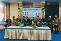 Sekda Kota Sungai Penuh Alpian bersama jajaran tamu undangan memotong tumpeng Milad HMI ke-79