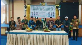 Sekda Kota Sungai Penuh Alpian bersama jajaran tamu undangan memotong tumpeng Milad HMI ke-79