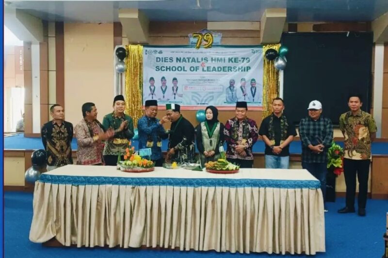 Sekda Kota Sungai Penuh Alpian bersama jajaran tamu undangan memotong tumpeng Milad HMI ke-79