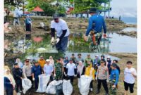 Bupati Kerinci Monadi memimpin apel dan aksi bersih-bersih dalam Gerakan Nasional Indonesia ASRI 2026 di Dermaga Danau Kerinci, Minggu (15/02/2026).