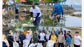 Bupati Kerinci Monadi memimpin apel dan aksi bersih-bersih dalam Gerakan Nasional Indonesia ASRI 2026 di Dermaga Danau Kerinci, Minggu (15/02/2026).