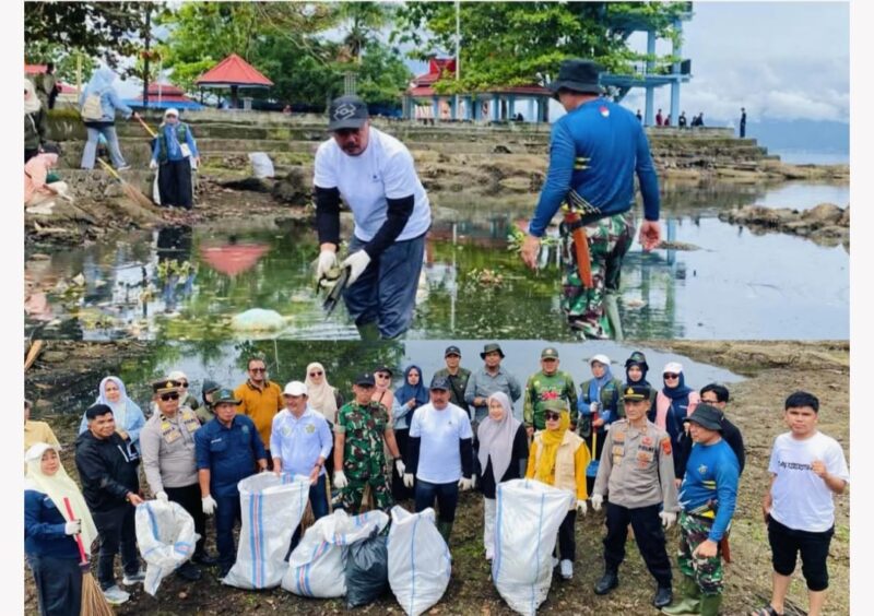 Bupati Kerinci Monadi memimpin apel dan aksi bersih-bersih dalam Gerakan Nasional Indonesia ASRI 2026 di Dermaga Danau Kerinci, Minggu (15/02/2026).