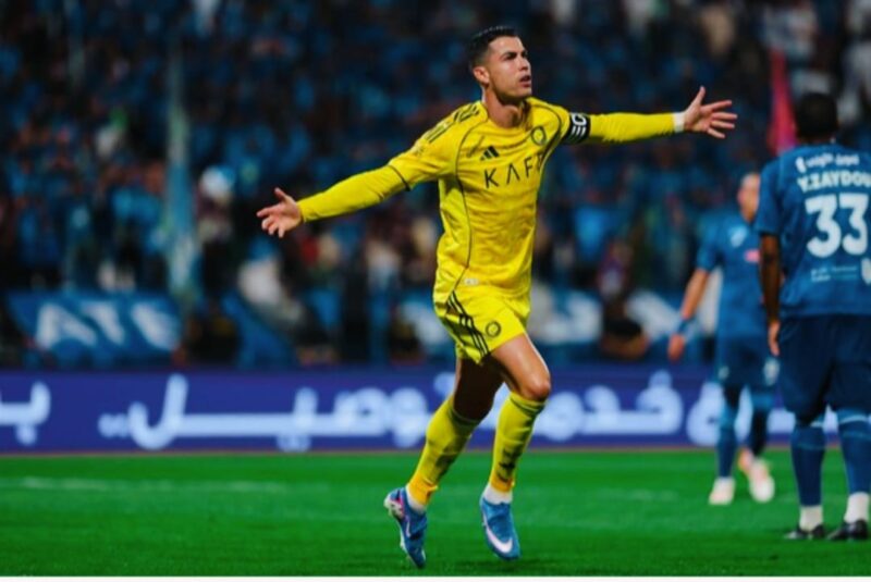 Cristiano Ronaldo mencetak gol saat comeback dan membawa Al-Nassr menang 2-0 atas Al-Fateh.