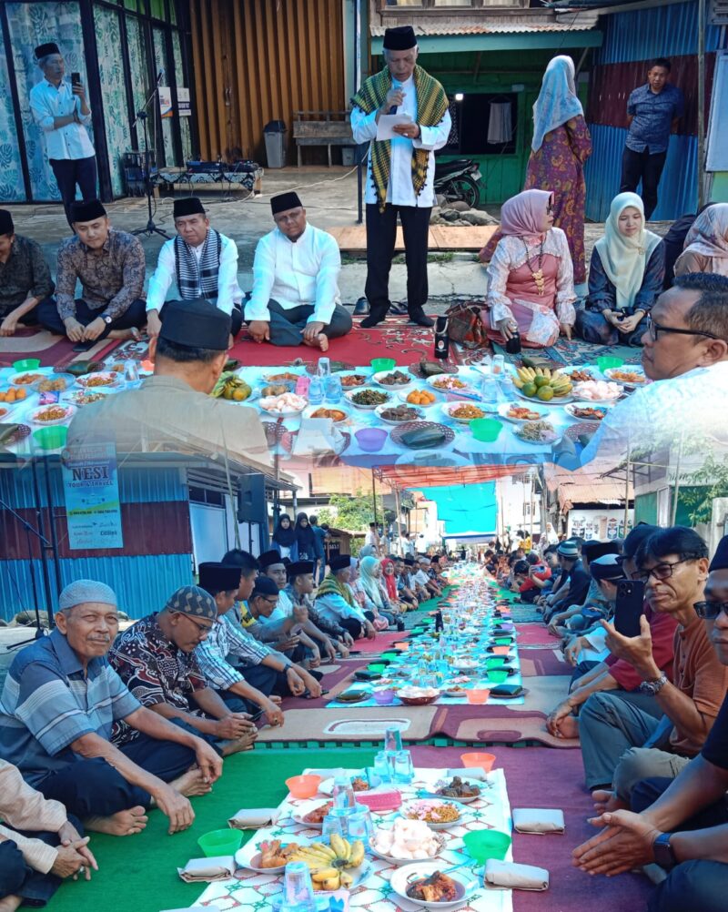 Suasana ratusan warga mengikuti tradisi Makan Bajamba di Desa Koto Tinggi menyambut Ramadhan 1447 H.