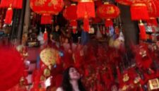 Ilustrasi Tahun Kuda Api 2026 dengan simbol bisnis dan investasi