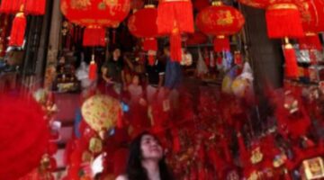 Ilustrasi Tahun Kuda Api 2026 dengan simbol bisnis dan investasi