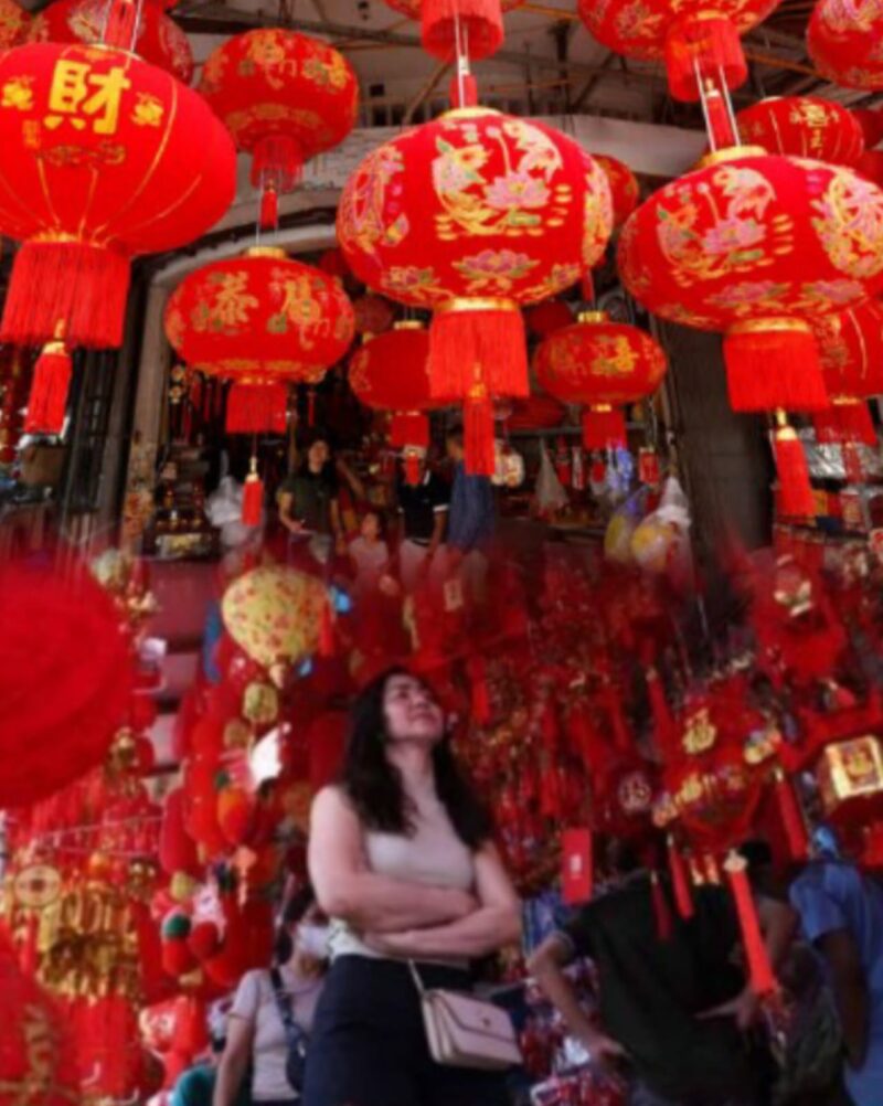 Ilustrasi Tahun Kuda Api 2026 dengan simbol bisnis dan investasi