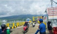 Kapal Polisi XXI-1002 Amankan Aktivitas Penumpang di Pelabuhan Khayangan Jelang Imlek