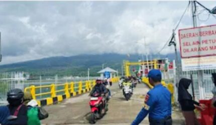 Kapal Polisi XXI-1002 awasi penumpang di Pelabuhan Khayangan