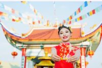 Suasana perayaan Tahun Baru Imlek dengan dekorasi merah dan tradisi pemberian angpao.