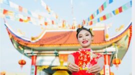 Suasana perayaan Tahun Baru Imlek dengan dekorasi merah dan tradisi pemberian angpao.