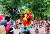 Pengunjung menyaksikan atraksi barongsai dalam rangkaian perayaan Imlek 2026 di Taman Mini Indonesia Indah (TMII), Jakarta Timur.