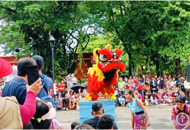 Pengunjung menyaksikan atraksi barongsai dalam rangkaian perayaan Imlek 2026 di Taman Mini Indonesia Indah (TMII), Jakarta Timur.