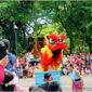 Pengunjung menyaksikan atraksi barongsai dalam rangkaian perayaan Imlek 2026 di Taman Mini Indonesia Indah (TMII), Jakarta Timur.