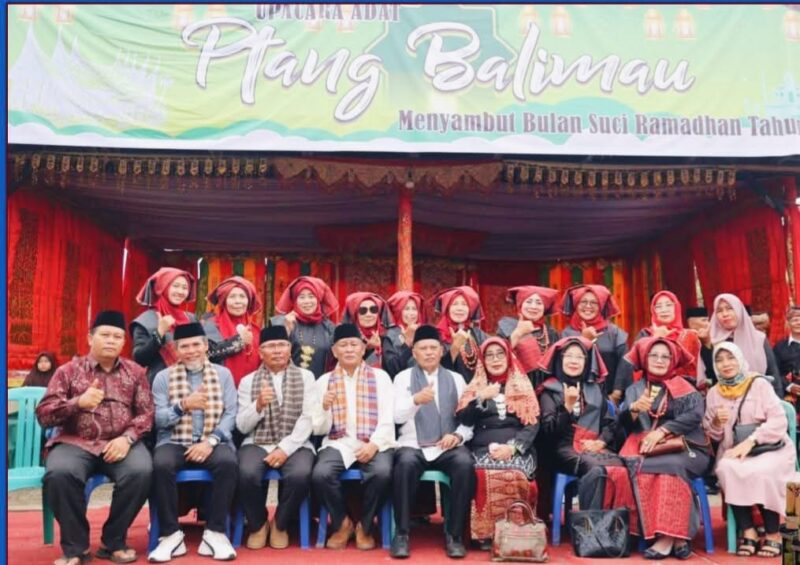 Wawako Sungai Penuh Azhar Hamzah bersama tokoh adat saat menghadiri upacara Patang Balimau di Inderapura,