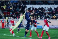 Para pemain PSG merayakan gol kemenangan dramatis melawan Monaco di leg pertama Liga Champions 2025/2026