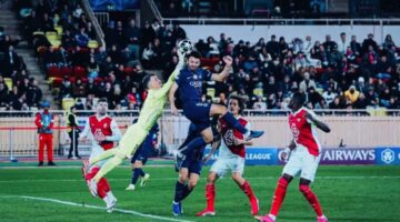 Para pemain PSG merayakan gol kemenangan dramatis melawan Monaco di leg pertama Liga Champions 2025/2026