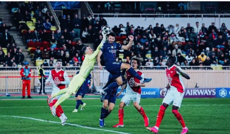 Para pemain PSG merayakan gol kemenangan dramatis melawan Monaco di leg pertama Liga Champions 2025/2026