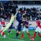 Para pemain PSG merayakan gol kemenangan dramatis melawan Monaco di leg pertama Liga Champions 2025/2026