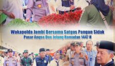 Wakapolda Jambi dan Wakil Gubernur Jambi meninjau lapak pedagang di Pasar Tradisional Angso Duo untuk memastikan ketersediaan bahan pokok menjelang Ramadan.