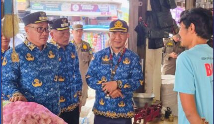 Wako Alfin dan Wawako Azhar saat sidak pasar jelang Ramadhan 1447 H di Sungai Penuh
