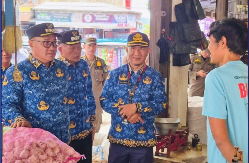 Wali Kota Alfin dan Wakil Wali Kota Azhar Hamzah meninjau harga dan stok bahan pokok saat sidak pasar di Sungai Penuh menjelang Ramadhan 1447 H.