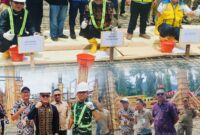 Wali Kota Sungai Penuh bersama Kepala Dinas PUPR saat peletakan batu pertama pembangunan Pasar Sungai Penuh. 