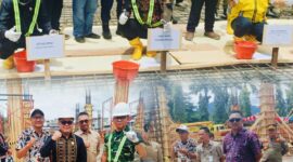 Wali Kota Sungai Penuh bersama Kepala Dinas PUPR saat peletakan batu pertama pembangunan Pasar Sungai Penuh. 